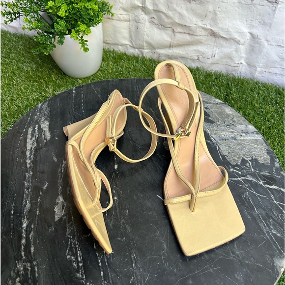 BOTTEGA VENETA 
USD 1100
STRETCH SANDAL Wedge
LOUNGE NAPPA
CANE SUGAR  38 US 8 - Picture 9 of 16